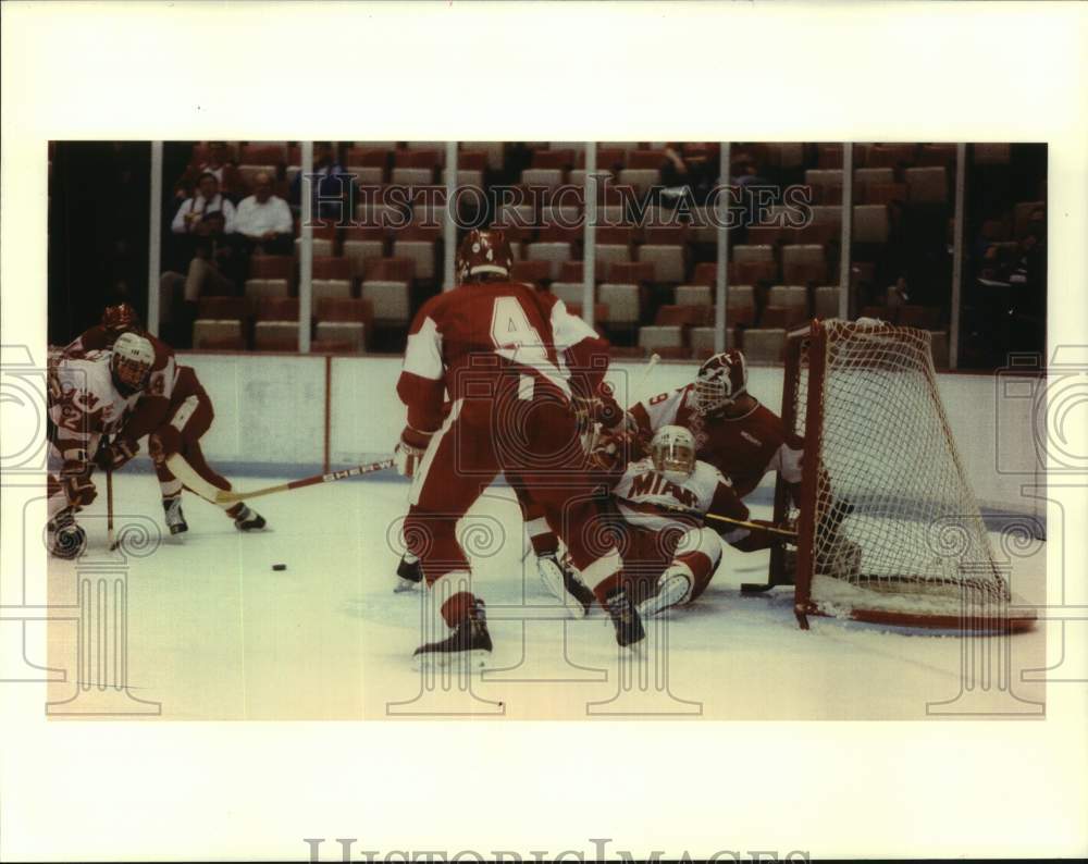 1993 Press Photo Goalie scramble, Wisconsin University against Ohio Hockey Game - Historic Images