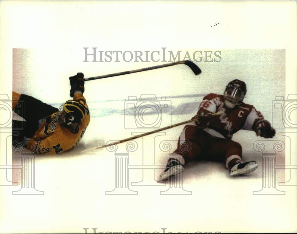 1993 Press Photo Wisconsin University against Michigan Hockey game in Detroit - Historic Images