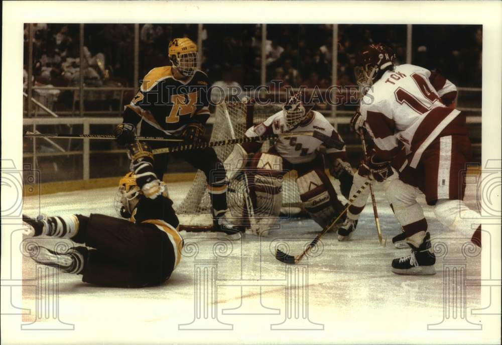1993 Press Photo Wisconsin Badger's goalie Jim Carey defends net in Hockey Game - Historic Images