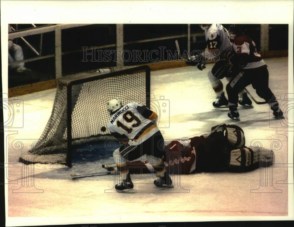 1993 Press Photo Duluth player Chris Marinucci scores goal against Wisconsin - Historic Images