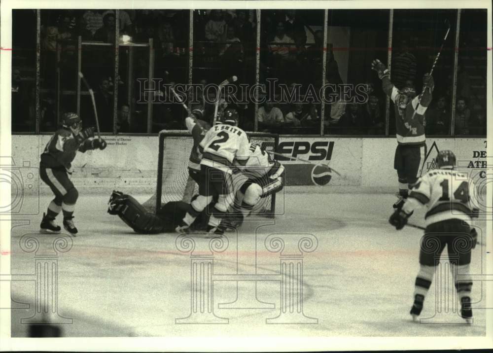 1995 Press Photo Wisconsin Badgers score goal against Denver in Denver - Historic Images