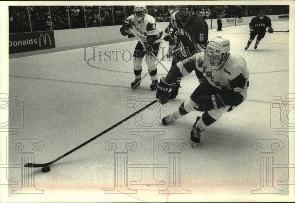 1994 Press Photo Badger winger with puck in game against Denver in Madison - Historic Images