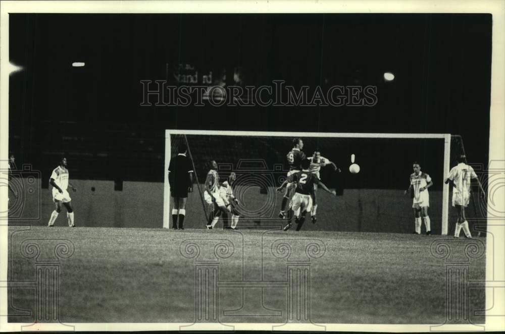 1992 Press Photo Badgers in exhibition soccer game against SU Erlangen, Madison - Historic Images