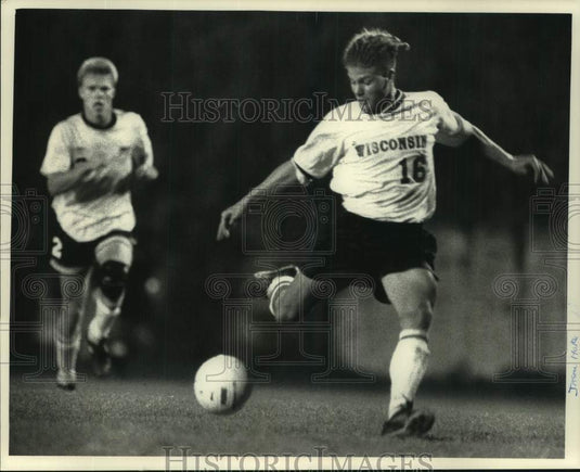 1992 Press Photo Badger advances ball in game against UW-Milwaukee, Wisconsin - Historic Images