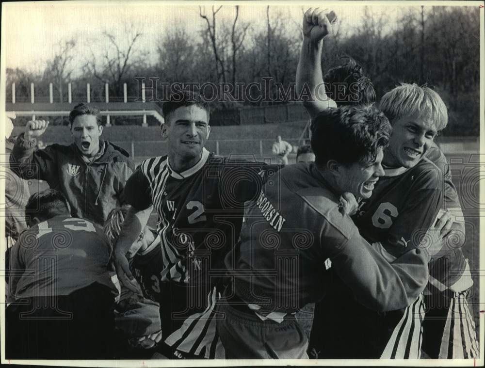 1993 Press Photo University of Wisconsin Madison team celebrates Soccer victory - Historic Images