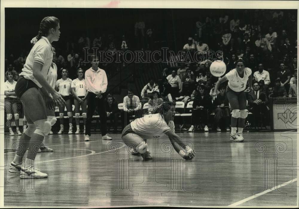 1992 Press Photo Wisconsin&#39;s Arlisa Hagan and Kristin Sobocinski volleyball game - Historic Images