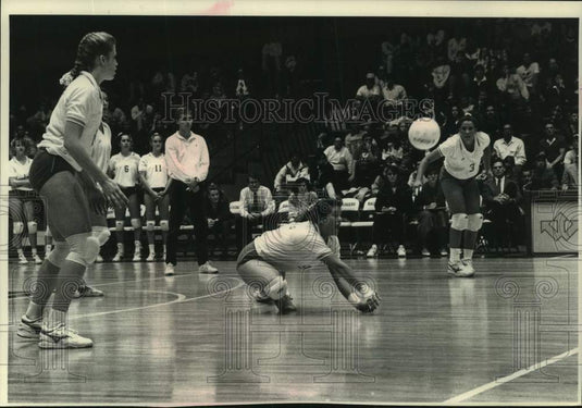1992 Press Photo Wisconsin's Arlisa Hagan and Kristin Sobocinski volleyball game - Historic Images
