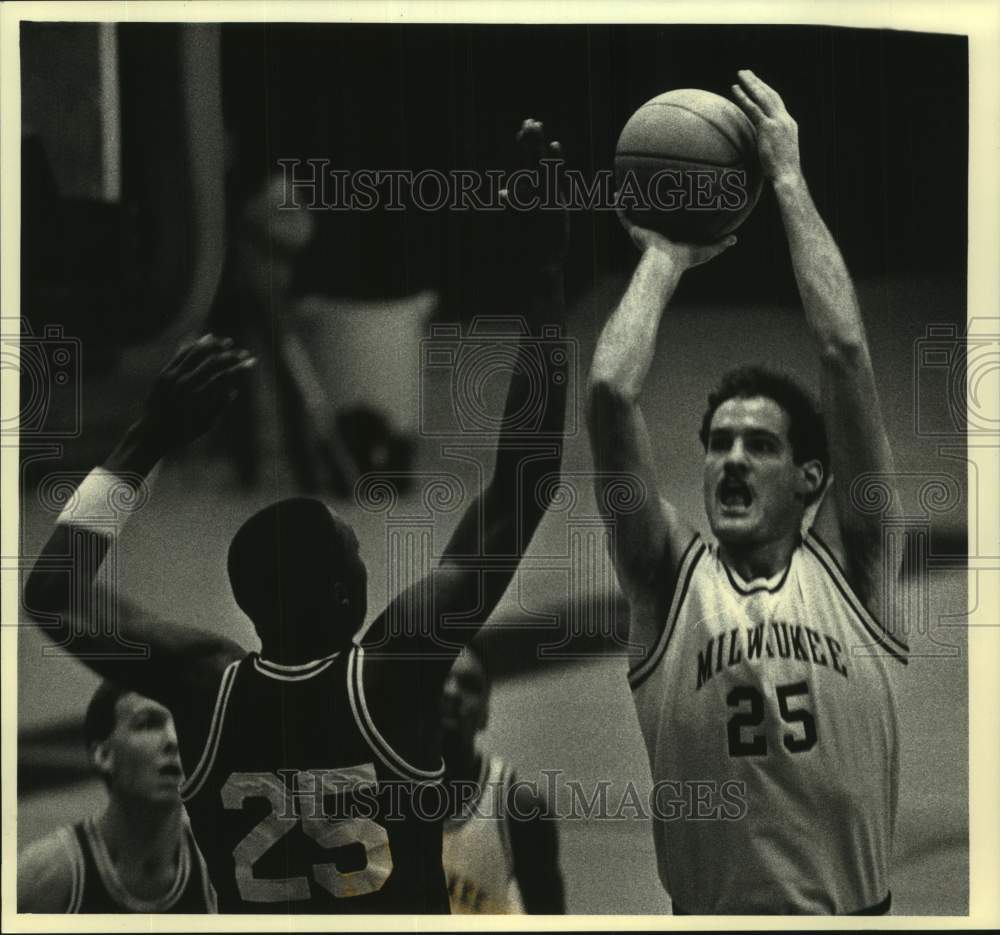 1988 Press Photo Eric Schten and Roderick Wade University Wisconsin Basketball - Historic Images