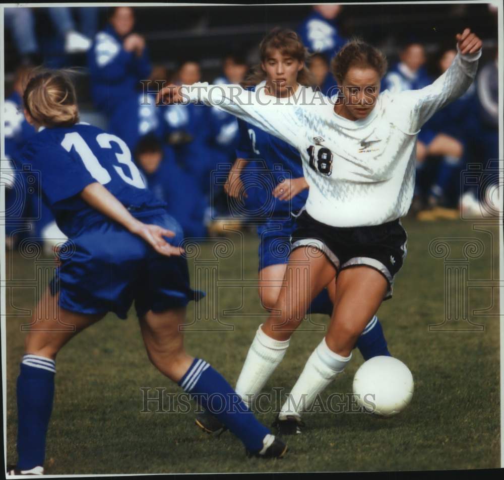 1994 Press Photo Mary Jakubczak and Anne Klosterman play in a soccer game - Historic Images