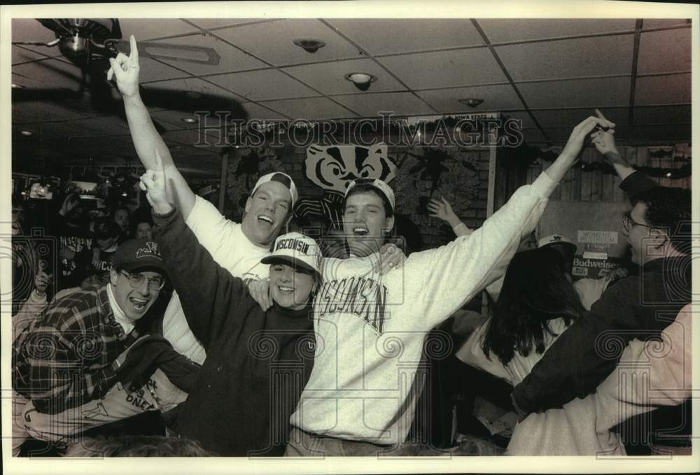 1994 Press Photo Badgers fans crowd into the Big 10 Pub in Madison, Wisconsin - Historic Images
