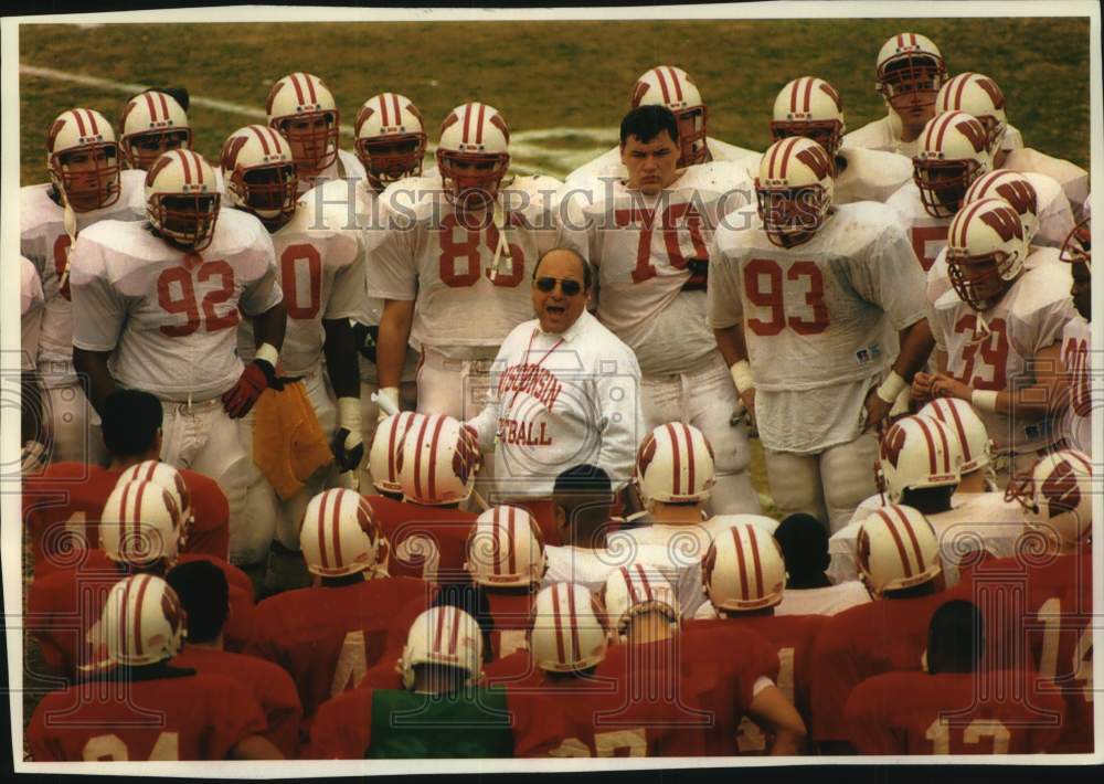 1993 Press Photo UW football coach Barry Alvarez talks to players in practice - Historic Images