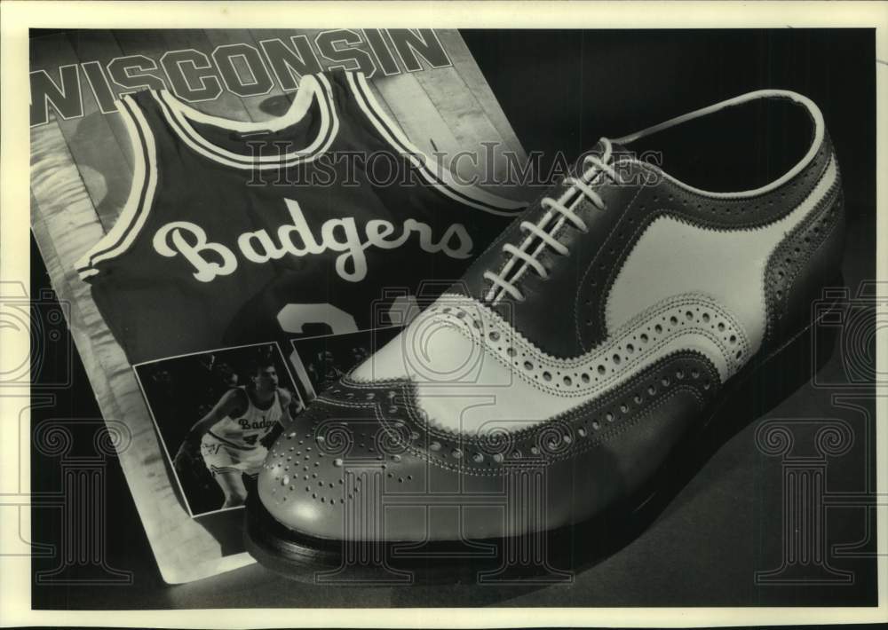 1991 Press Photo Allen-Edmonds Shoe Co. makes shoes especially for Badger Fans - Historic Images