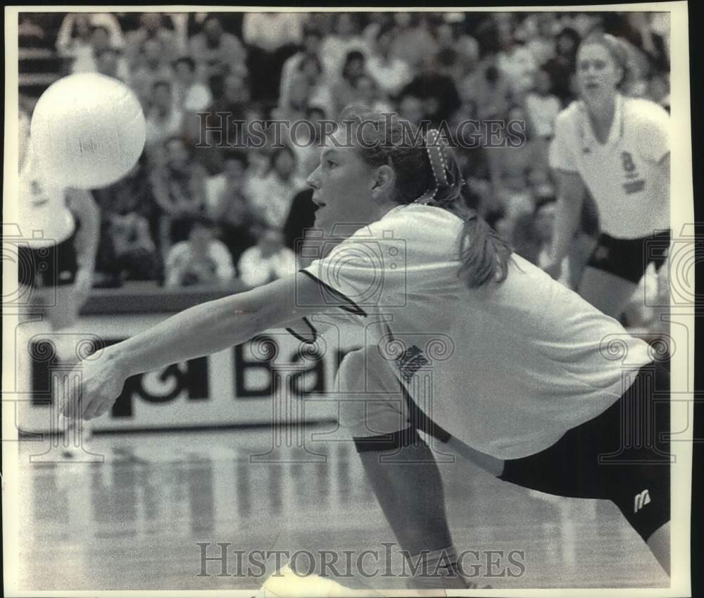 1994 Press Photo Sophomore Kelli Luther hits volleyball during Badgers&#39; game - Historic Images