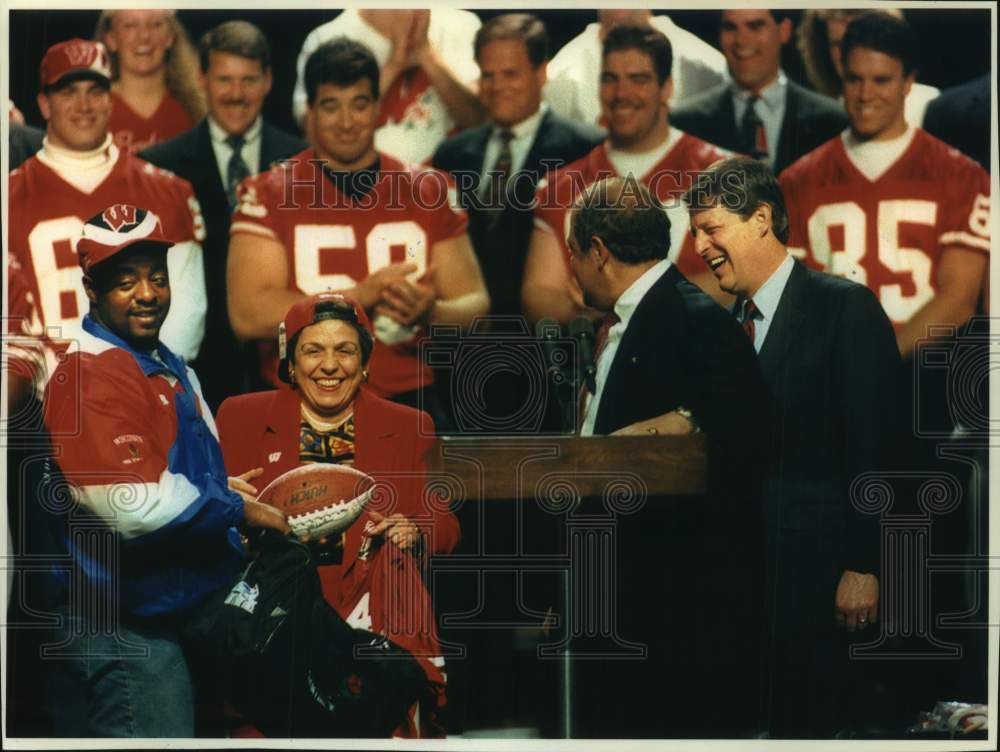 1994 Press Photo Brent Moss of the Badgers gives Donna Shalala gifts at rally - Historic Images