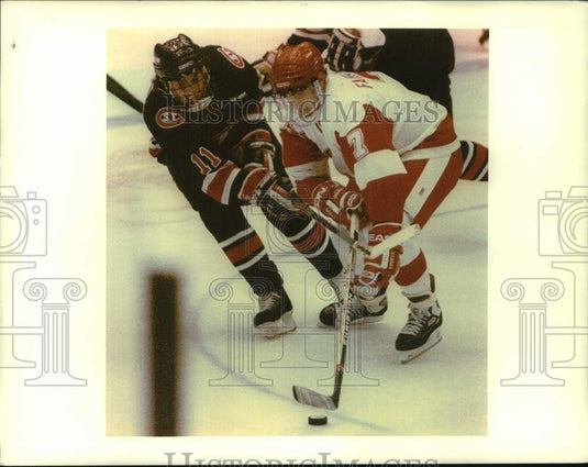 1992 Press Photo Wisconsin's Kelly Fairchild battles for puck during hockey game - Historic Images