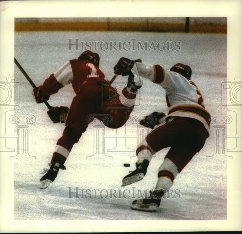 1992 Press Photo Wisconsin&#39;s Blaine Moore battles Mark Luger during hockey game - Historic Images