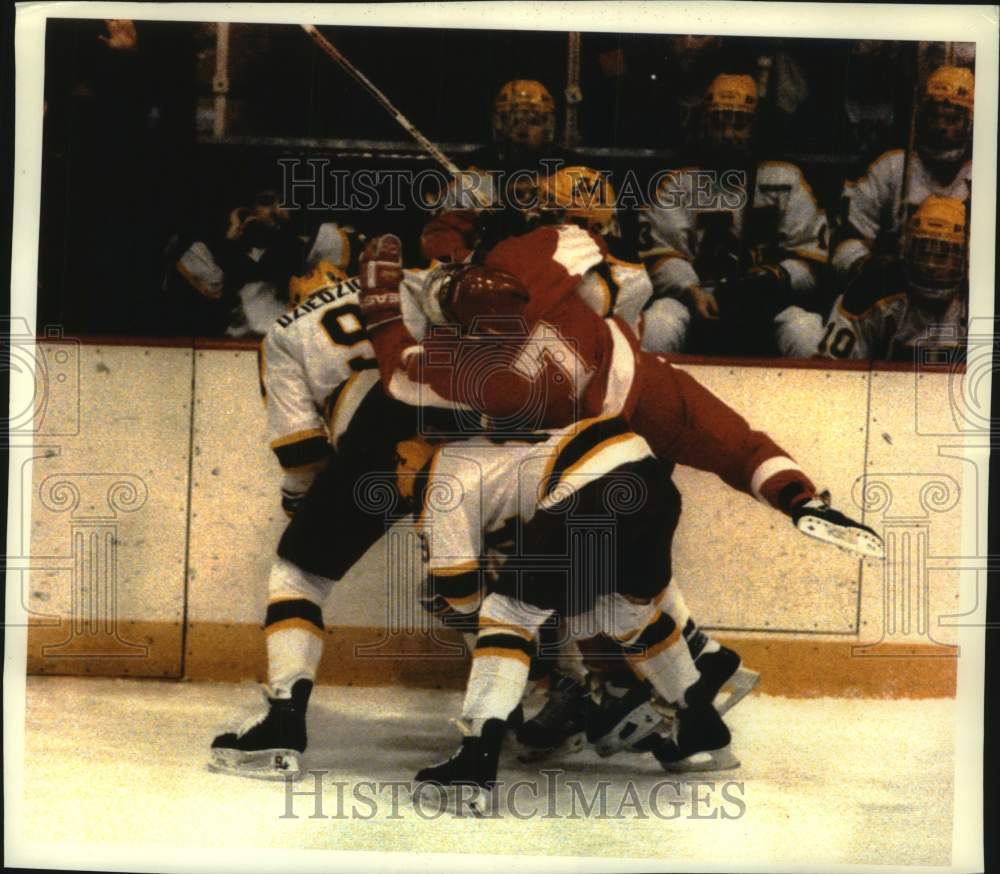 1992 Press Photo Wisconsin player Kelly Fairchild gets a hip check - mjc33837 - Historic Images