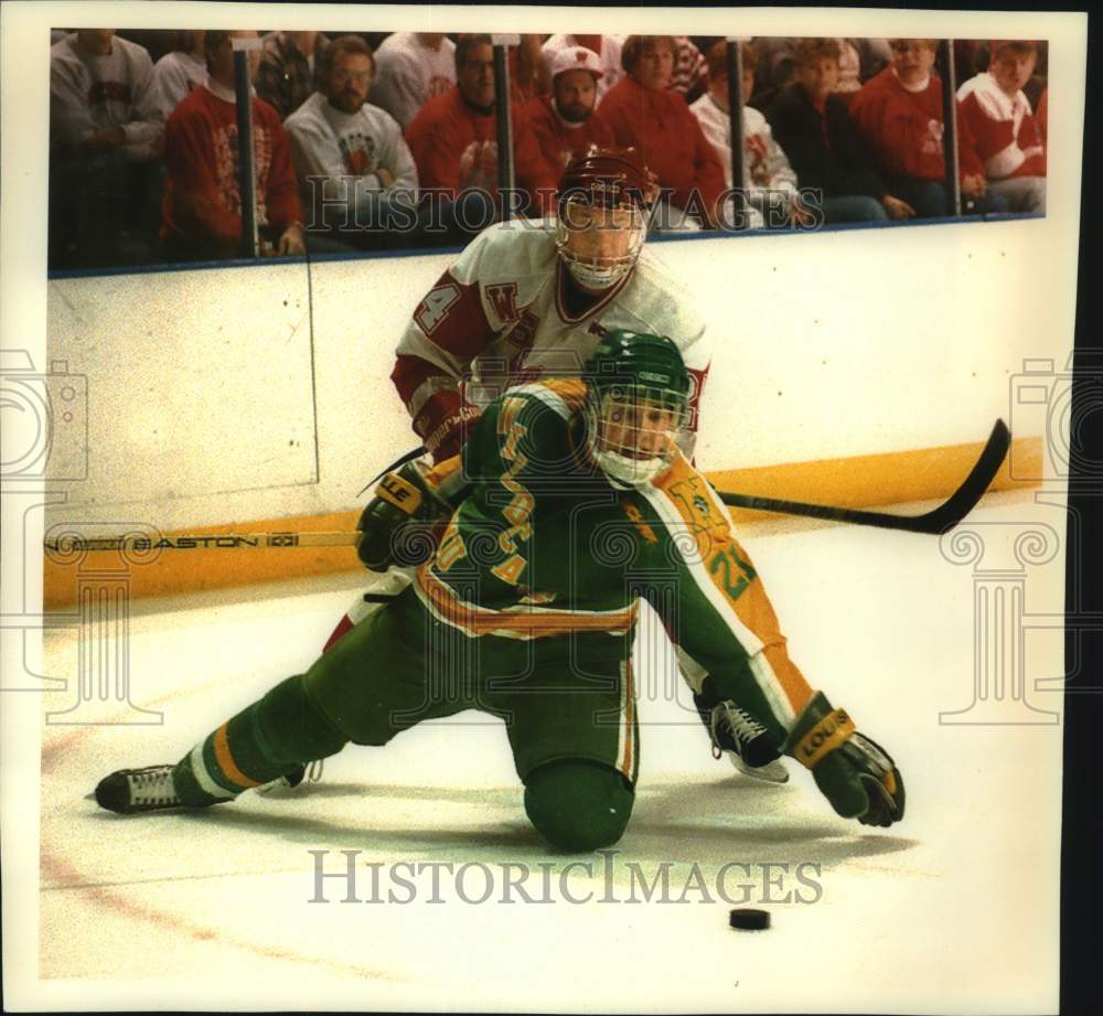 1993 Press Photo Dean Seymour speeds toward the hockey puck with Macs Balkovec - Historic Images