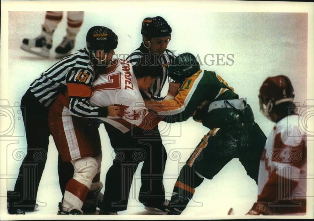 1993 Press Photo Referees get between Mike Strobel and Greg Hadden in hockey - Historic Images