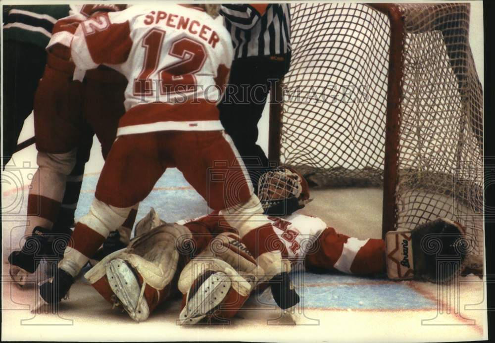 1994 Press Photo Badger goalie Jim Carey lays on the ground in front of net - Historic Images