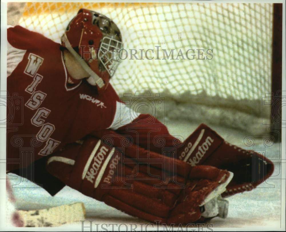 1995 Press Photo Badger Hockey Goalie Kirk Daubenspeck makes a glove save - Historic Images