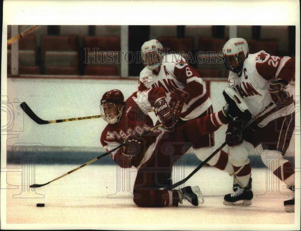 1993 Press Photo Wisconsin&#39;s Andrew Shier on one knee during hockey game - Historic Images