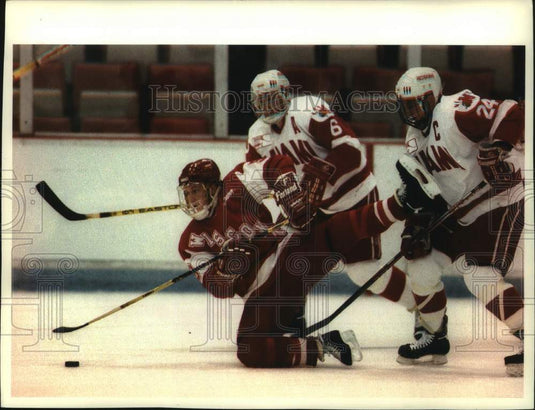 1993 Press Photo Wisconsin's Andrew Shier on one knee during hockey game - Historic Images