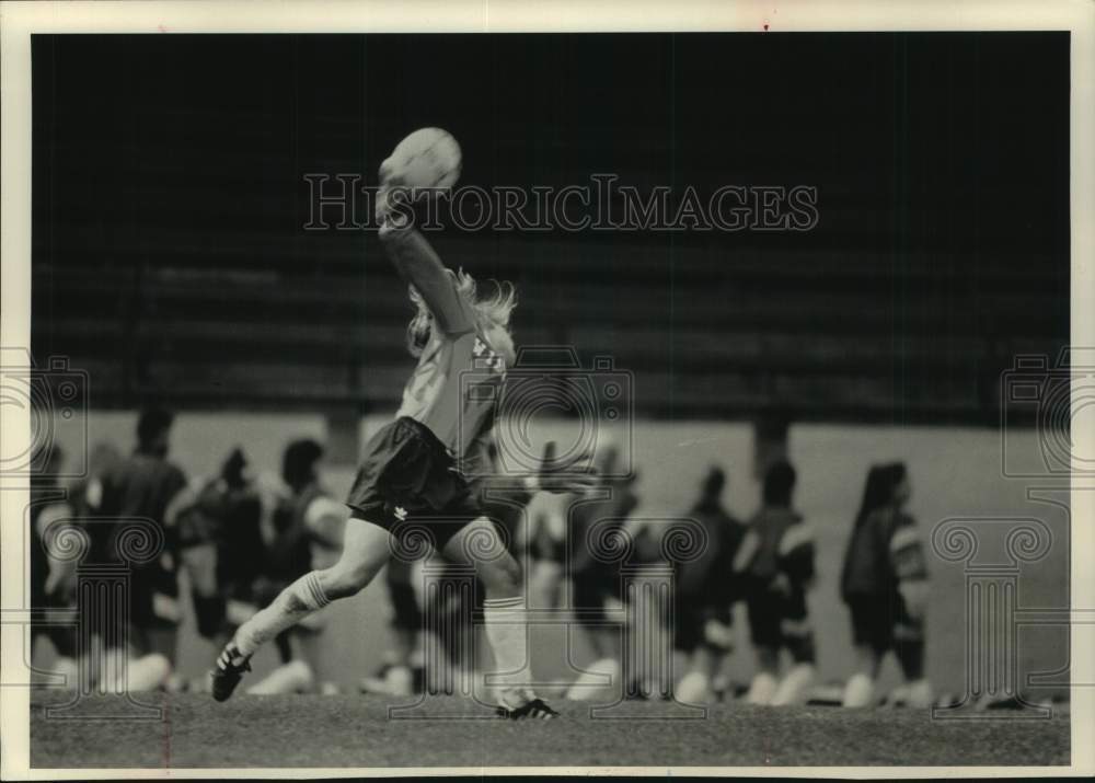 1992 Press Photo University of Wisconsin-Madison soccer player heaves the ball - Historic Images