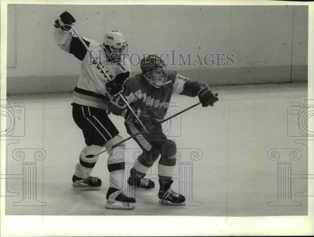 1995 Press Photo University of Wisconsin's Max Williams with Minnesota skater - Historic Images