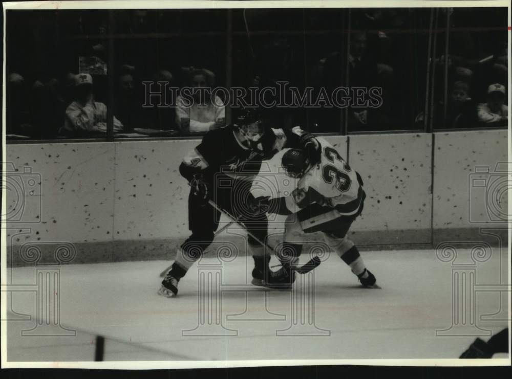 1994 Press Photo University of Wisconsin&#39;s Mat Buss battles for hockey puck - Historic Images