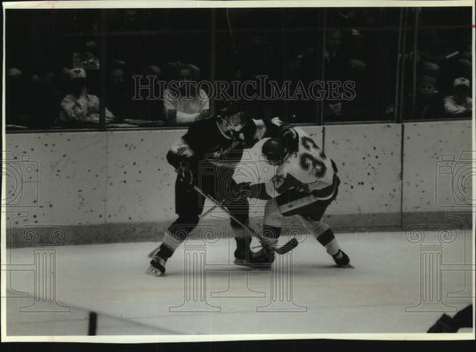 1994 Press Photo University of Wisconsin's Mat Buss battles for hockey puck - Historic Images