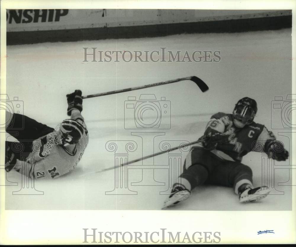 1993 Press Photo Wisconsin's Barry Richter sliding with Michigan skater Detroit - Historic Images