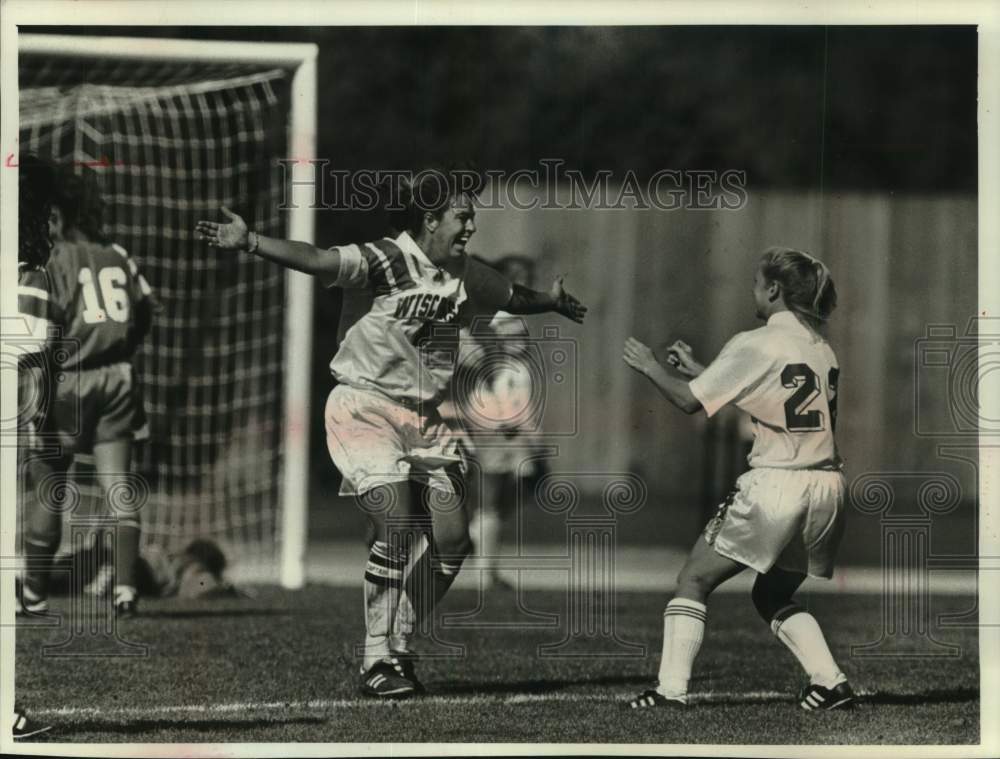 1993 Press Photo Erica Handyman and Cary Walch play soccer for Badgers, Madison. - Historic Images