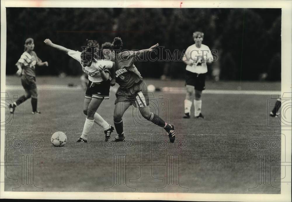 1993 Press Photo Erica Handelman collides with alumni player at game, Madison - Historic Images