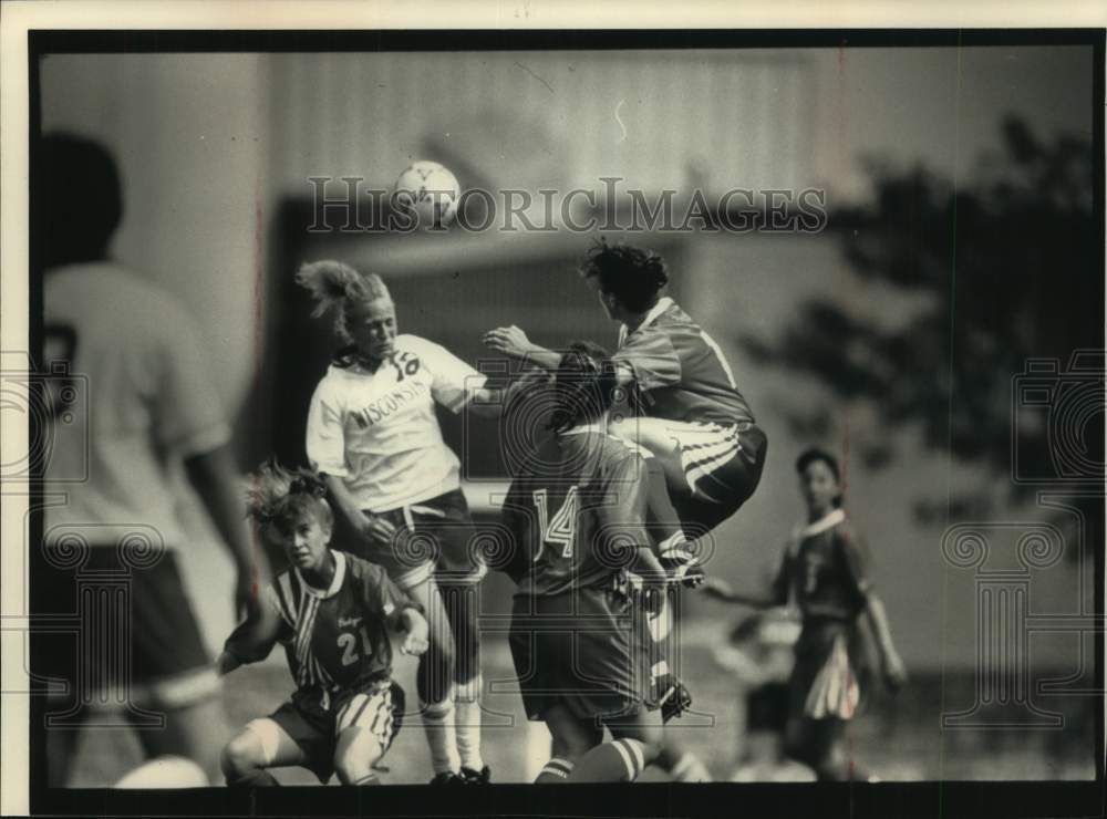 1992 Press Photo Wisconsin defender Melissa Stobemann plays soccer, Madison - Historic Images