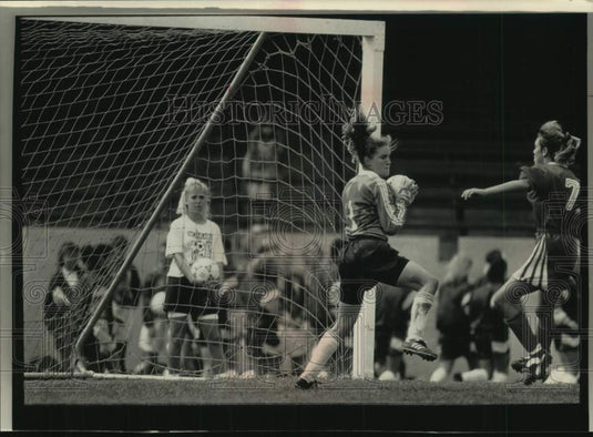 1992 Press Photo Goalie Pierson grabs the ball for Wisconsin Badgers, Madison. - Historic Images