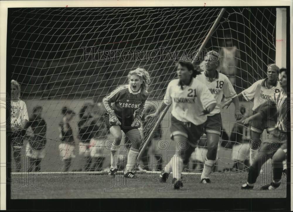 1992 Press Photo Wisconsin goal keeper Holly Pierson leads teammates, Madison. - Historic Images