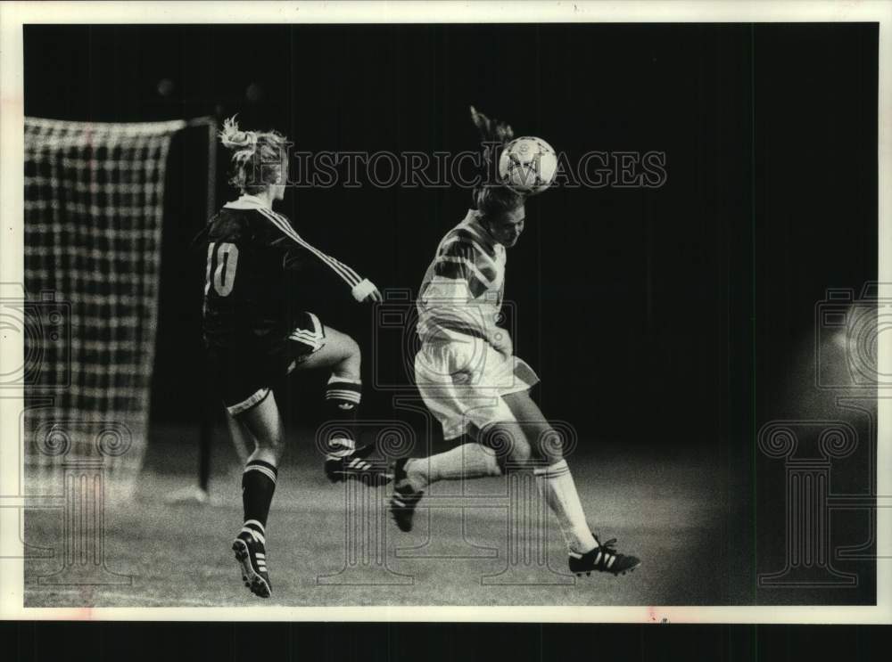 1993 Press Photo Susie Holt heads the ball for the Wisconsin Badgers, Madison. - Historic Images