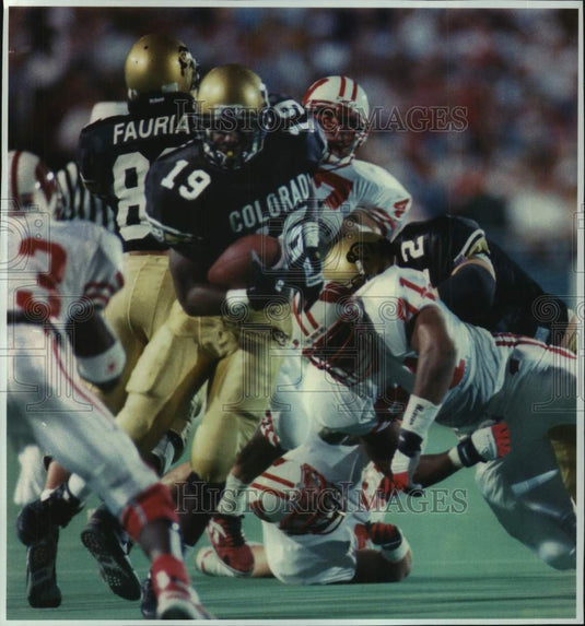 1994 Press Photo Colorado's Rashaan Salaam speeds through Wisconsin's defense - Historic Images