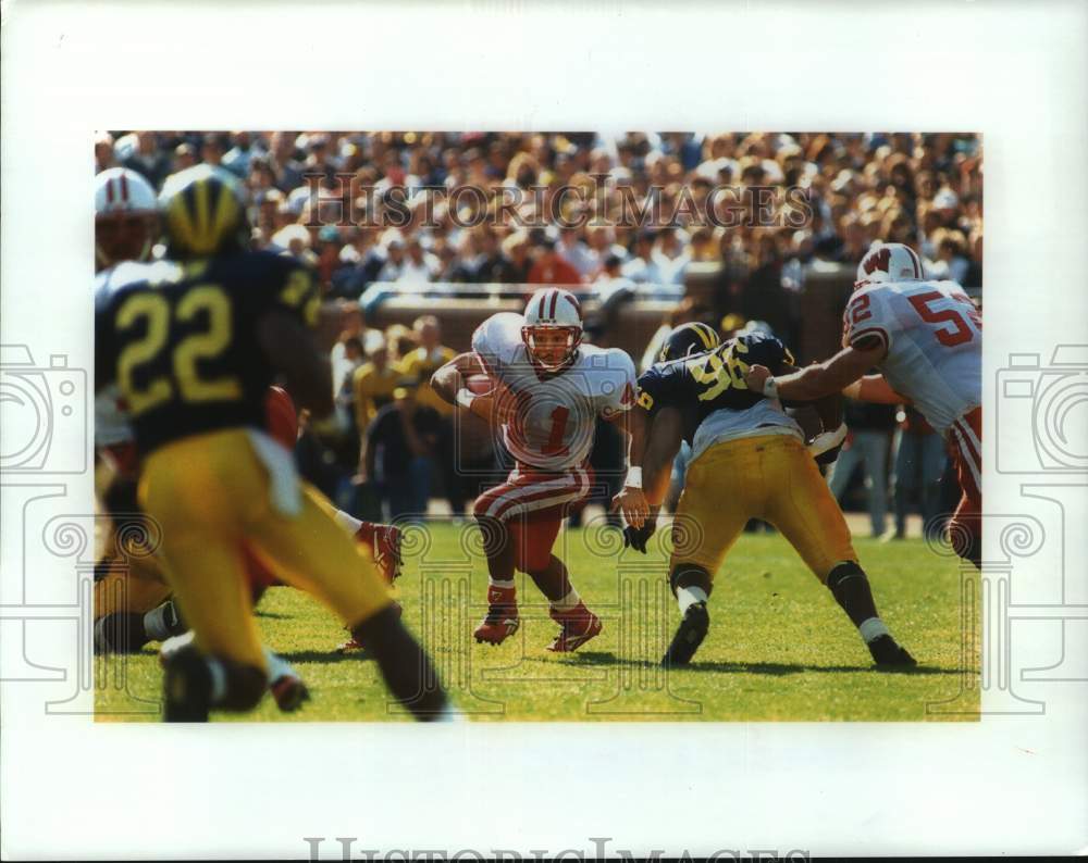 1994 Press Photo Badgers tailback Terrell Fletcher runs with the football, UW - Historic Images