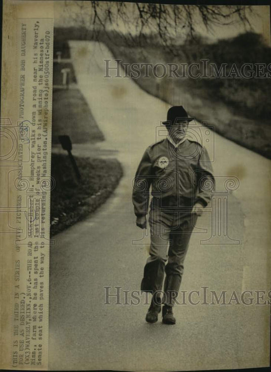1970 Press Photo Hubert H. Humphrey at his farm in Waverly, Minnesota - Historic Images