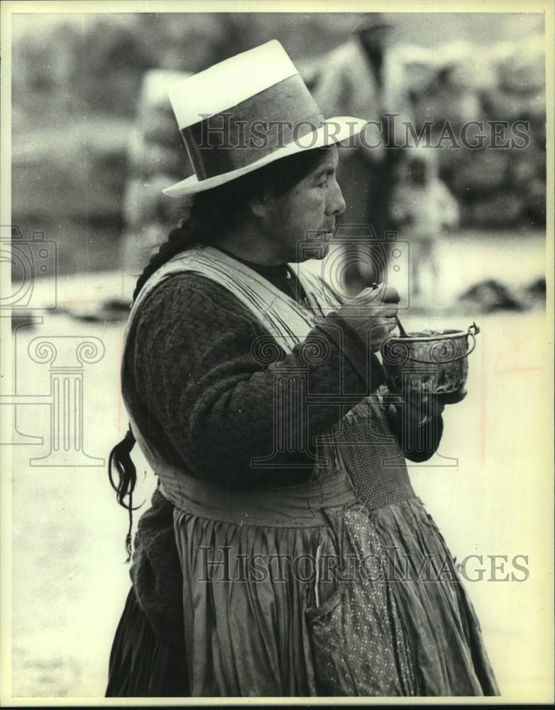 1979 Press Photo Woman eating during the Sunday market in Peru - mjc34012 - Historic Images