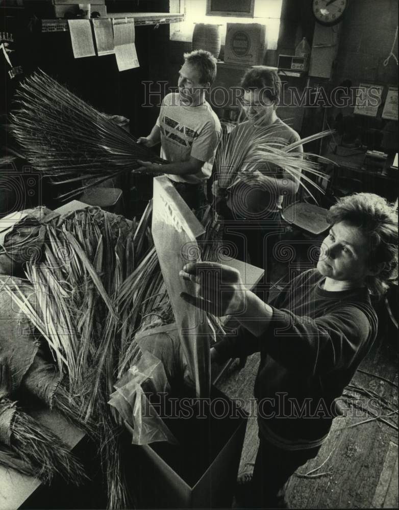 1991 Press Photo workers sorting palm leaves at Milwaukee&#39;s T.H. Stemper Co., WI - Historic Images