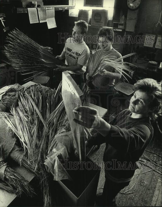 1991 Press Photo workers sorting palm leaves at Milwaukee's T.H. Stemper Co., WI - Historic Images