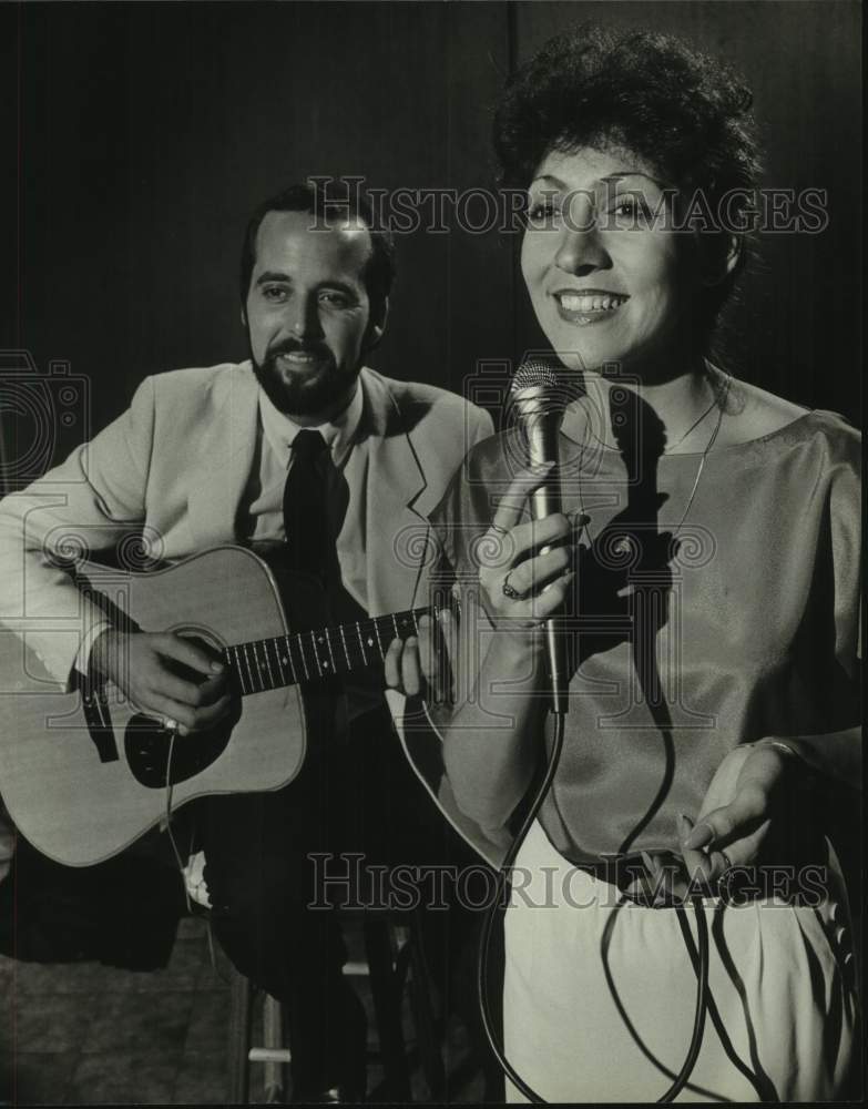 1981 Press Photo Guitarist Tim Stemper an singer Pam Duronio at the Hyatt - Historic Images