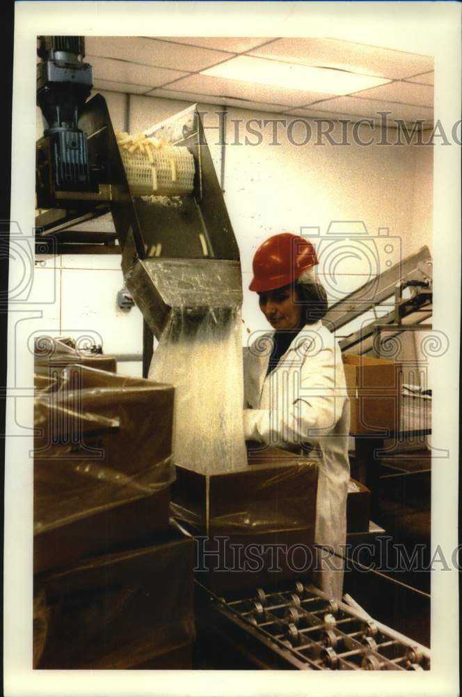 1988 Press Photo Mary Drehmel of Stella Foods Inc. packs string cheese - Historic Images