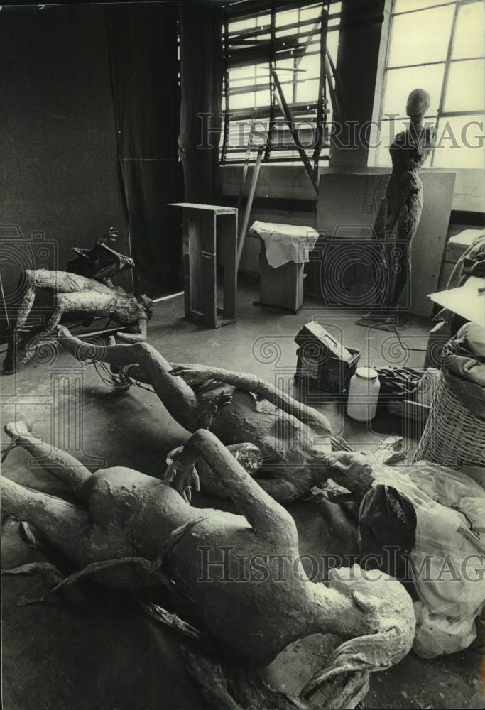 1982 Press Photo Sculptures on floor in the Kenilworth Building, Wisconsin - Historic Images