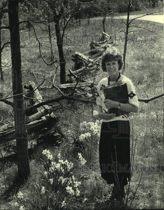 1987 Press Photo Landscape architect Judith Stark surveying grounds in Wisconsin - Historic Images
