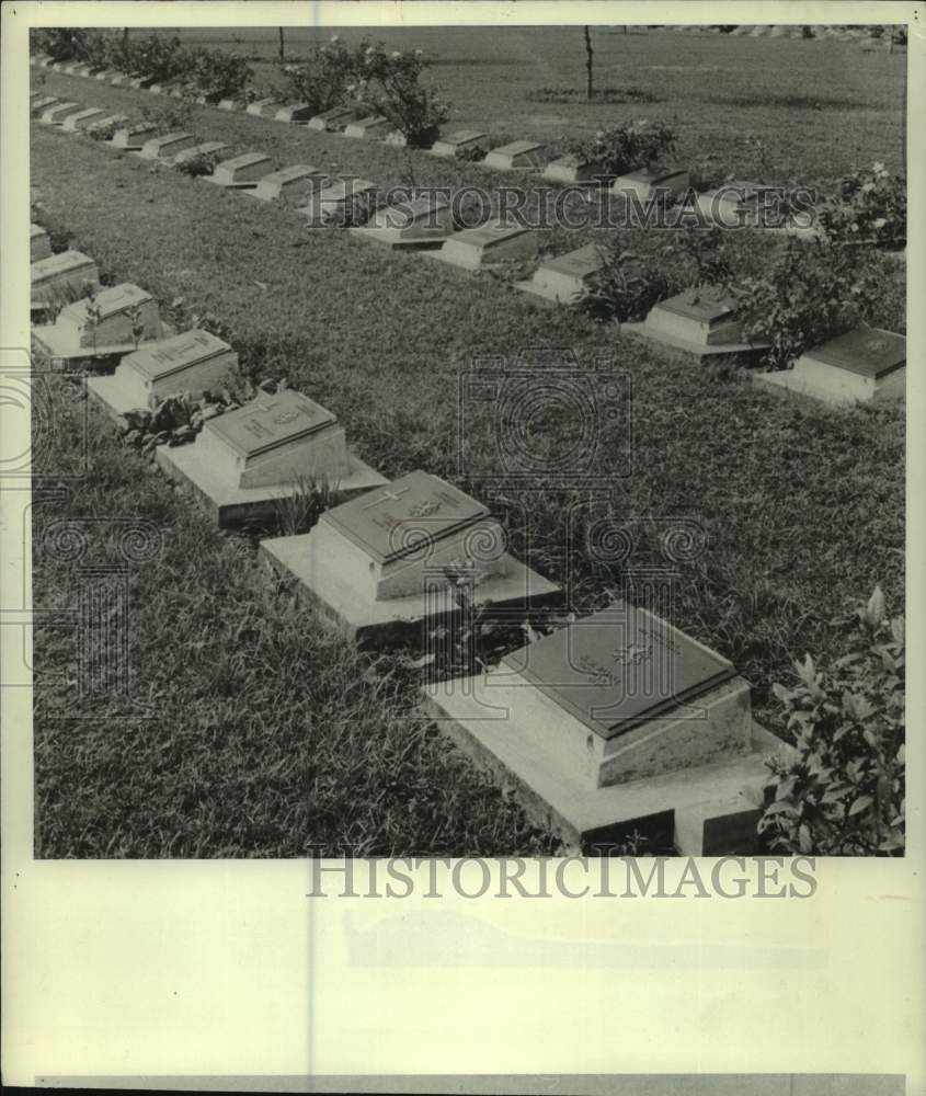 1967 Press Photo Kanchanaburi's "Death railway bridge" victims graves, Thailand- Historic Images