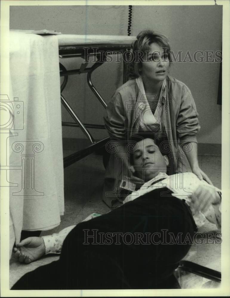 1986 Press Photo actors Howie Mandel &amp; Sagan Lewis in NBC&#39;s &quot;St. Elsewhere&quot; - Historic Images